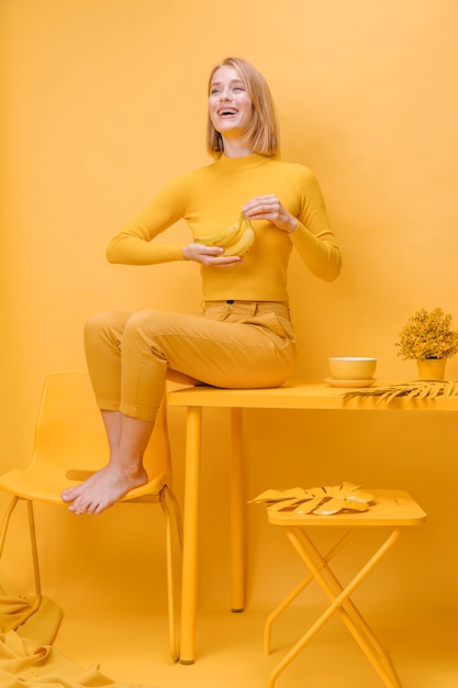Portrait de femme dans une scène jaune