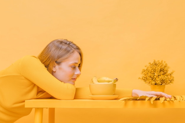 Photo gratuite portrait de femme dans une scène jaune