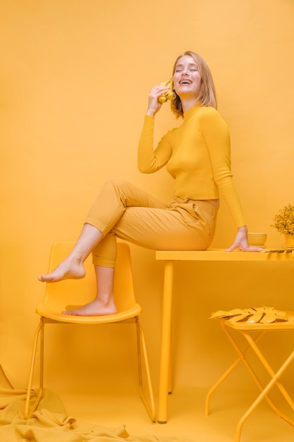 Photo gratuite portrait de femme dans une scène jaune