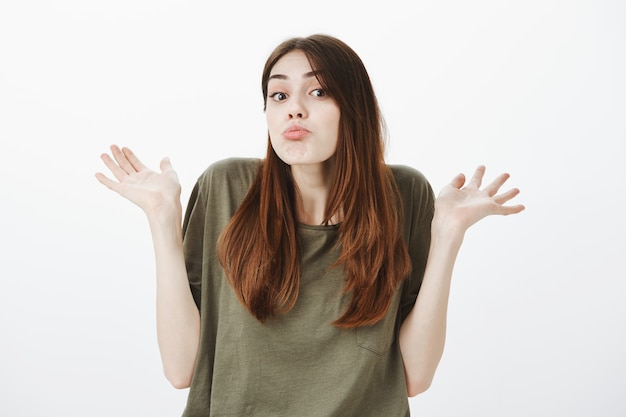 Portrait d'une femme dans un Tshirt vert foncé