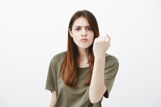 Portrait d'une femme dans un Tshirt vert foncé