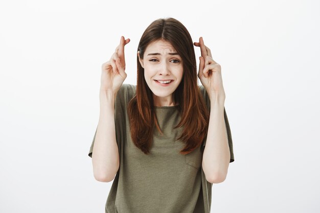 Portrait d'une femme dans un Tshirt vert foncé