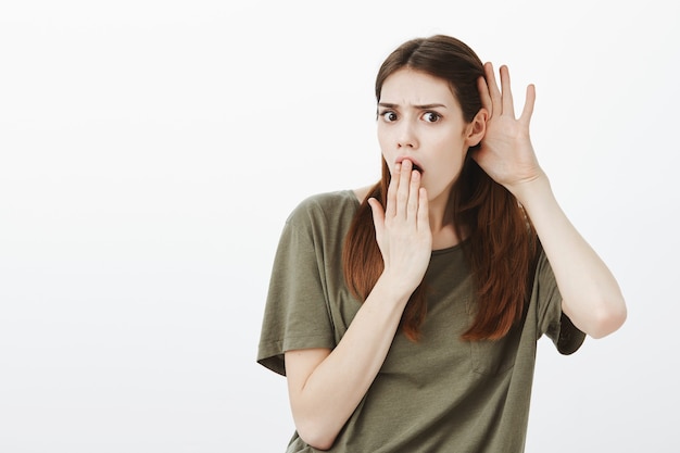 Portrait d'une femme dans un Tshirt vert foncé