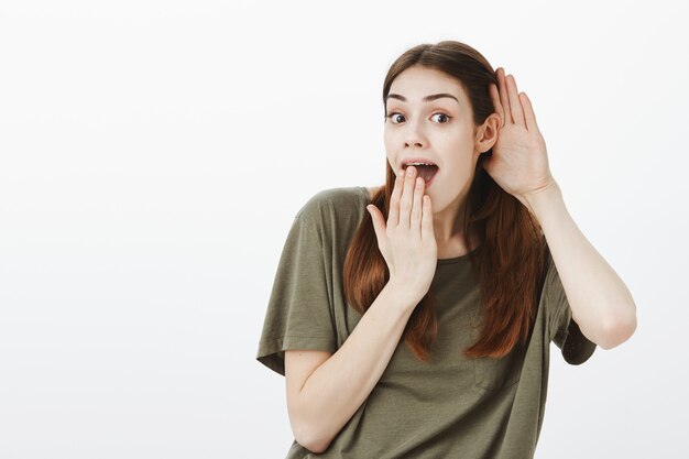 Portrait d'une femme dans un Tshirt vert foncé