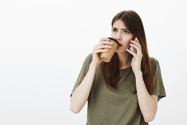 Portrait d'une femme dans un Tshirt vert foncé