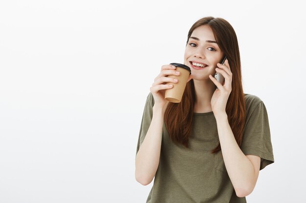 Portrait d'une femme dans un Tshirt vert foncé