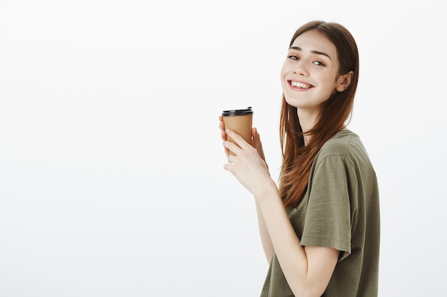 Portrait d'une femme dans un Tshirt vert foncé