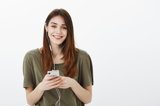 Portrait d'une femme dans un Tshirt vert foncé