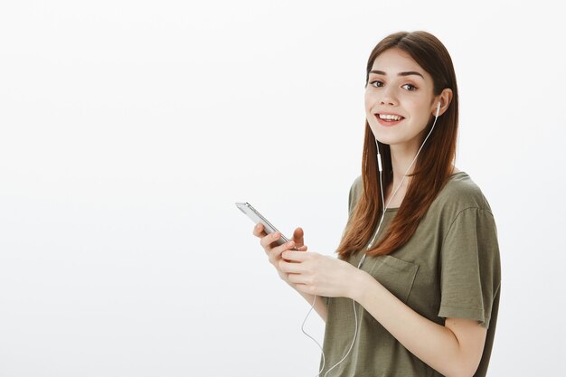 Portrait d'une femme dans un Tshirt vert foncé