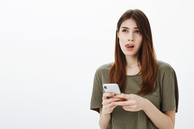 Portrait D'une Femme Dans Un Tshirt Vert Foncé