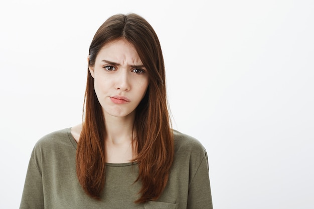 Portrait d'une femme dans un Tshirt vert foncé