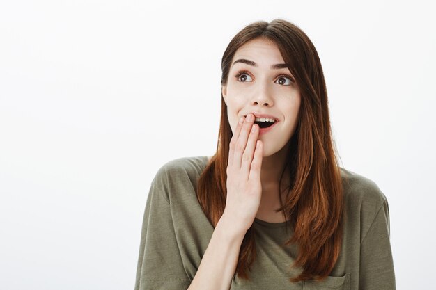 Portrait d'une femme dans un Tshirt vert foncé