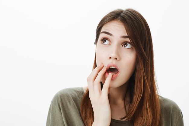 Portrait d'une femme dans un Tshirt vert foncé