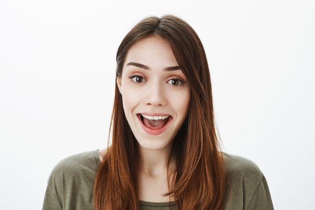 Portrait d'une femme dans un Tshirt vert foncé