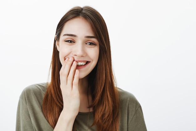 Portrait d'une femme dans un Tshirt vert foncé