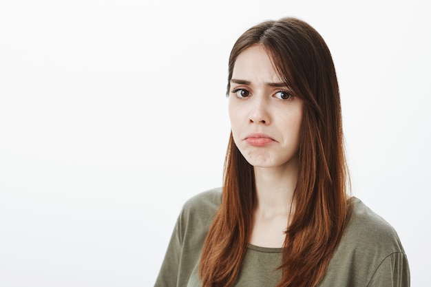 Portrait d'une femme dans un Tshirt vert foncé