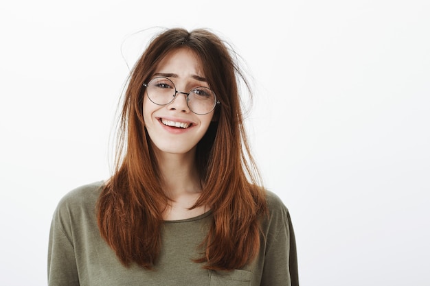 Portrait d'une femme dans un Tshirt vert foncé