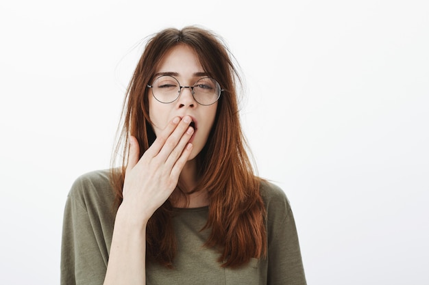 Portrait D'une Femme Dans Un Tshirt Vert Foncé