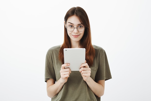 Portrait d'une femme dans un Tshirt vert foncé