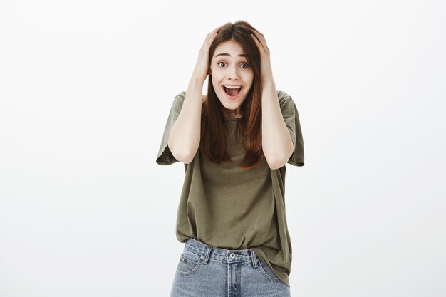 Portrait d'une femme dans un Tshirt vert foncé