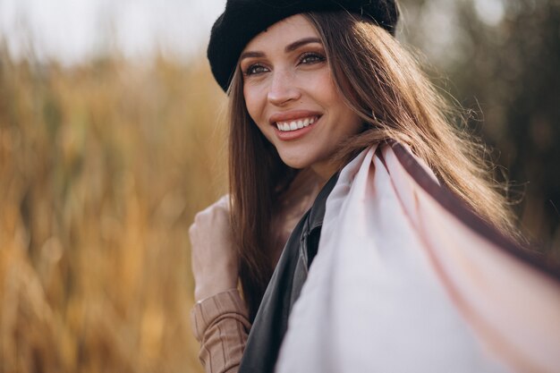 Portrait d'une femme en écharpe à l'extérieur