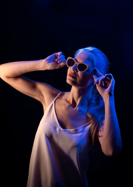 Portrait de femme avec des effets visuels de lumières bleues