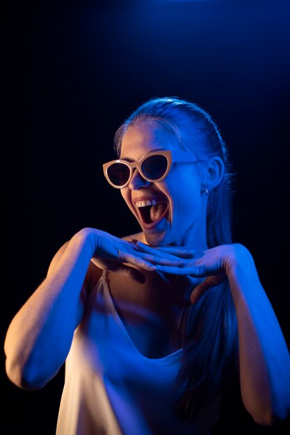 Portrait de femme avec des effets visuels de lumières bleues