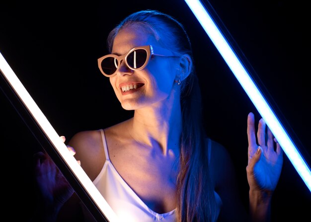 Portrait de femme avec des effets visuels de lumières bleues