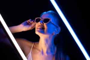 Photo gratuite portrait de femme avec des effets visuels de lumières bleues