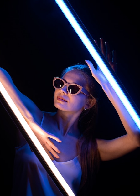 Photo gratuite portrait de femme avec des effets visuels de lumières bleues