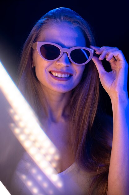 Portrait de femme avec des effets visuels de lumières bleues