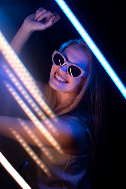 Portrait de femme avec des effets visuels de lumières bleues