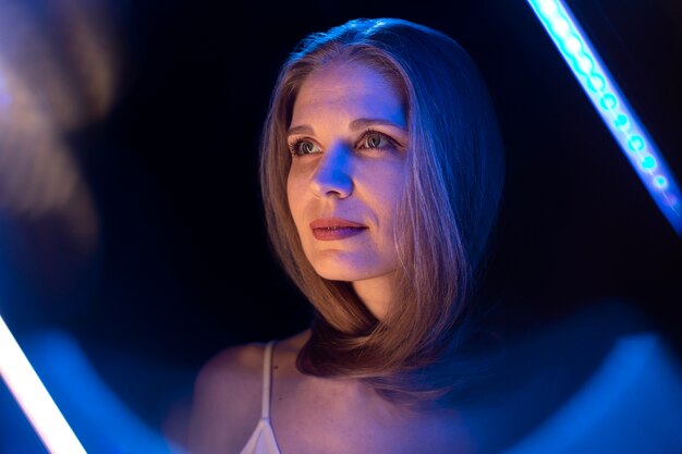 Portrait de femme avec des effets visuels de lumières bleues