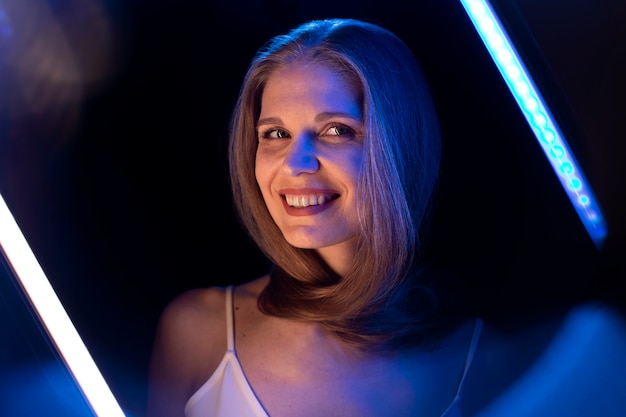 Portrait de femme avec des effets visuels de lumières bleues