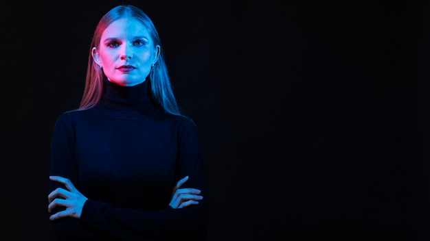 Portrait de femme avec des effets visuels de lumières bleues