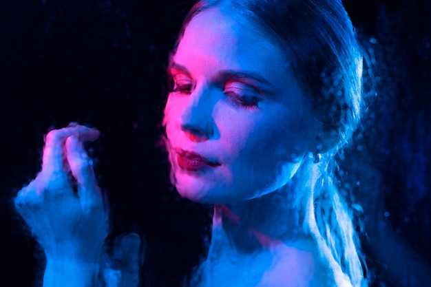 Portrait de femme avec des effets visuels de lumières bleues