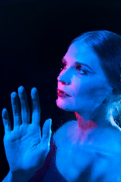 Portrait de femme avec des effets visuels de lumières bleues