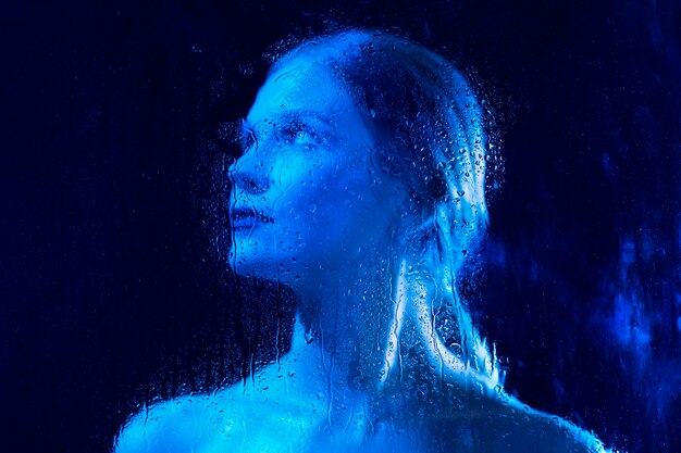 Portrait de femme avec des effets visuels de lumières bleues