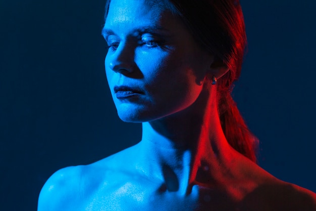 Photo gratuite portrait de femme avec des effets visuels de lumières bleues