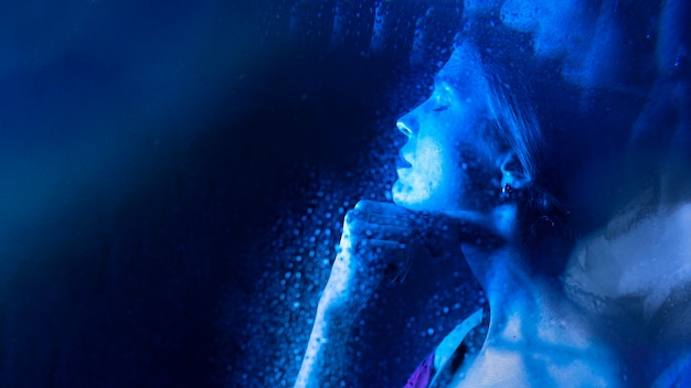 Portrait de femme avec des effets visuels de lumières bleues