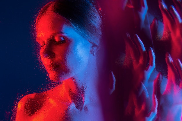 Portrait de femme avec des effets visuels de lumières bleues