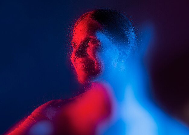 Portrait de femme avec des effets visuels de lumières bleues