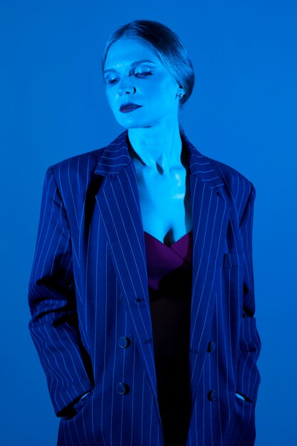 Portrait de femme avec des effets visuels de lumières bleues