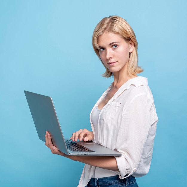 Photo gratuite portrait d'une femme élégante avec un ordinateur portable