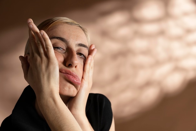 Photo gratuite portrait de femme élégante posant dans une tenue à la mode