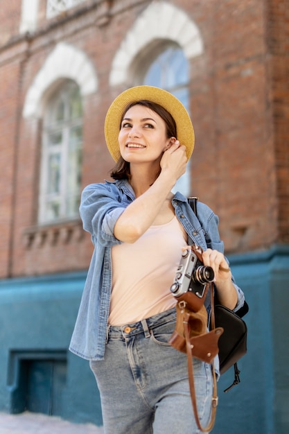 Photo gratuite portrait de femme élégante posant à l'extérieur