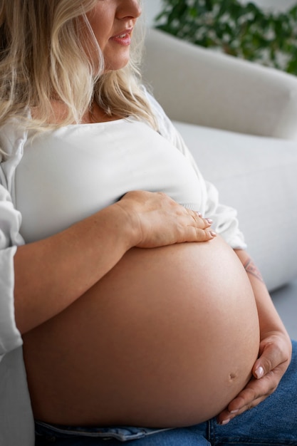 Portrait d'une femme enceinte de taille plus grande