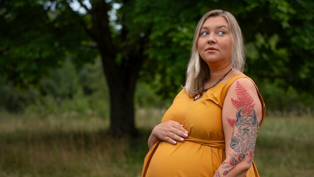 Portrait d'une femme enceinte de taille plus grande