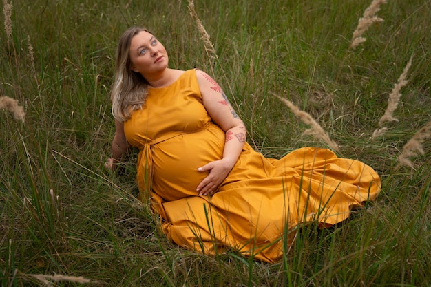 Portrait d'une femme enceinte de taille plus grande