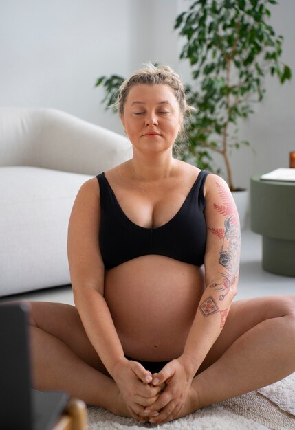 Portrait d'une femme enceinte de taille plus grande